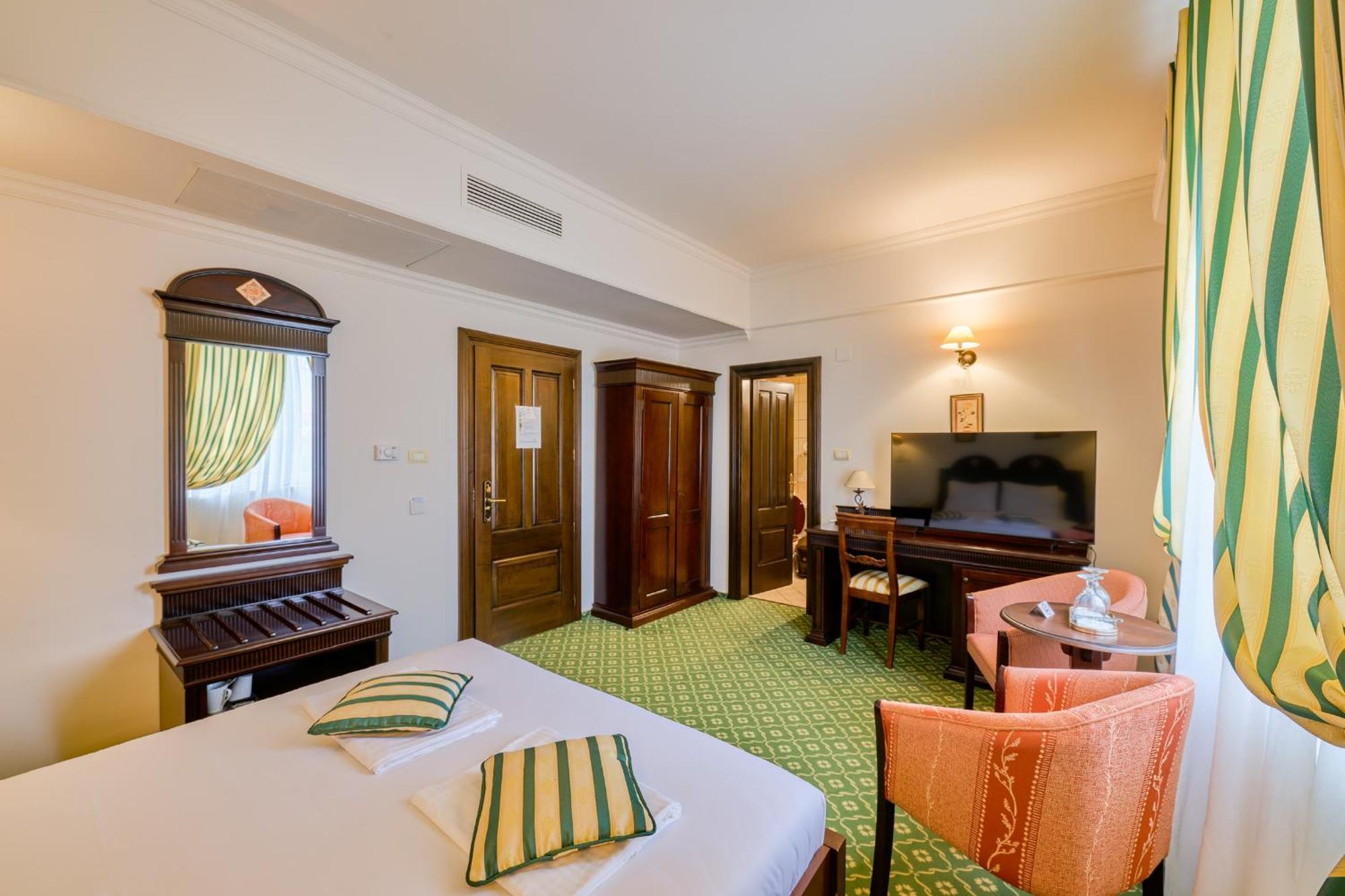 Hotel Classico Timişoara Buitenkant foto